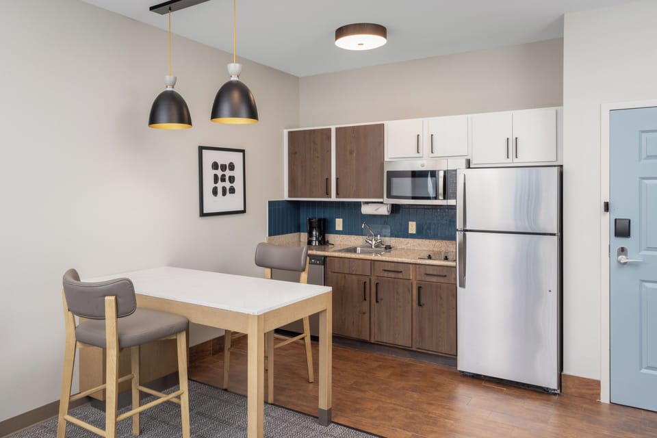Full-size fridge, microwave, stovetop, dishwasher