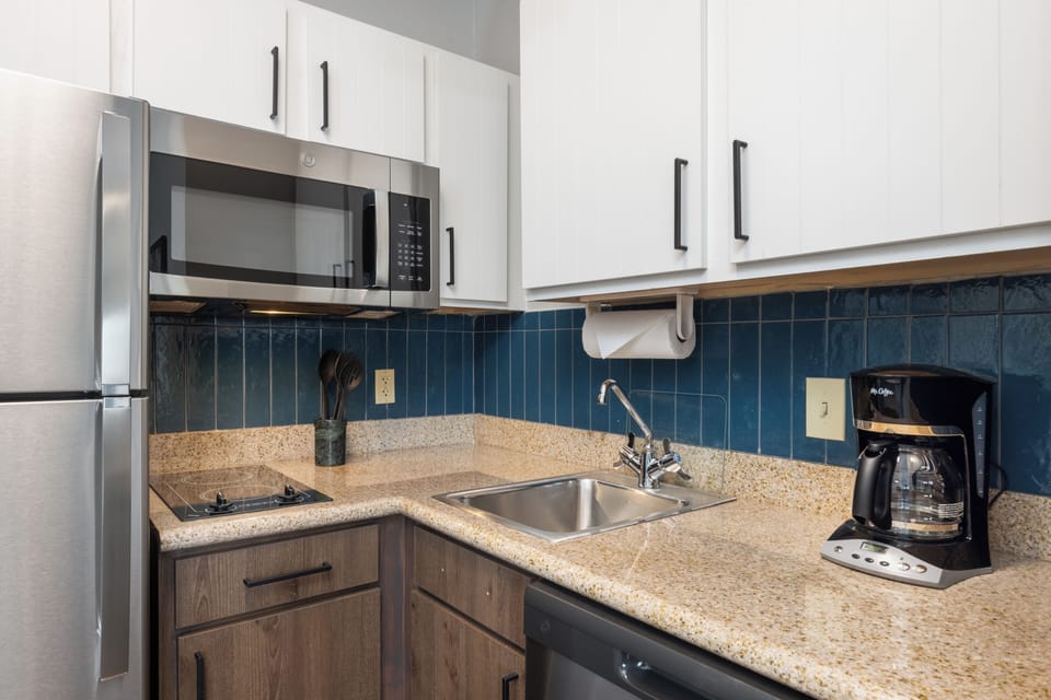 Full-size fridge, microwave, stovetop, dishwasher