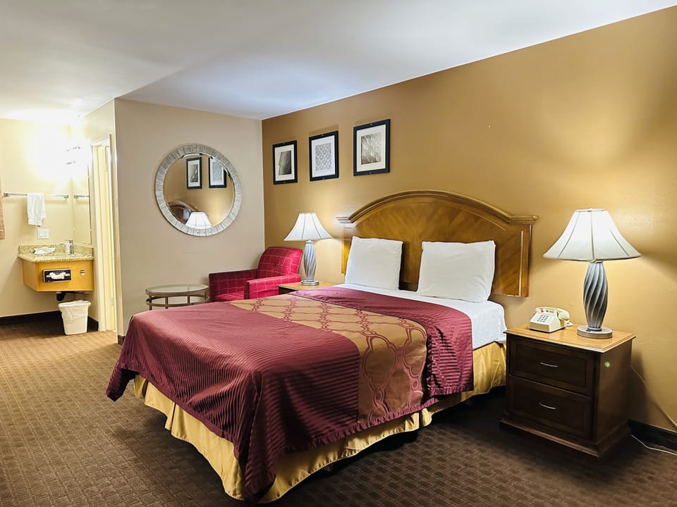 Standard Room, 1 Queen Bed, Non Smoking | Desk, blackout drapes, WiFi (free), bed sheets