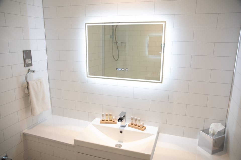 Combined shower/tub, free toiletries, hair dryer, towels