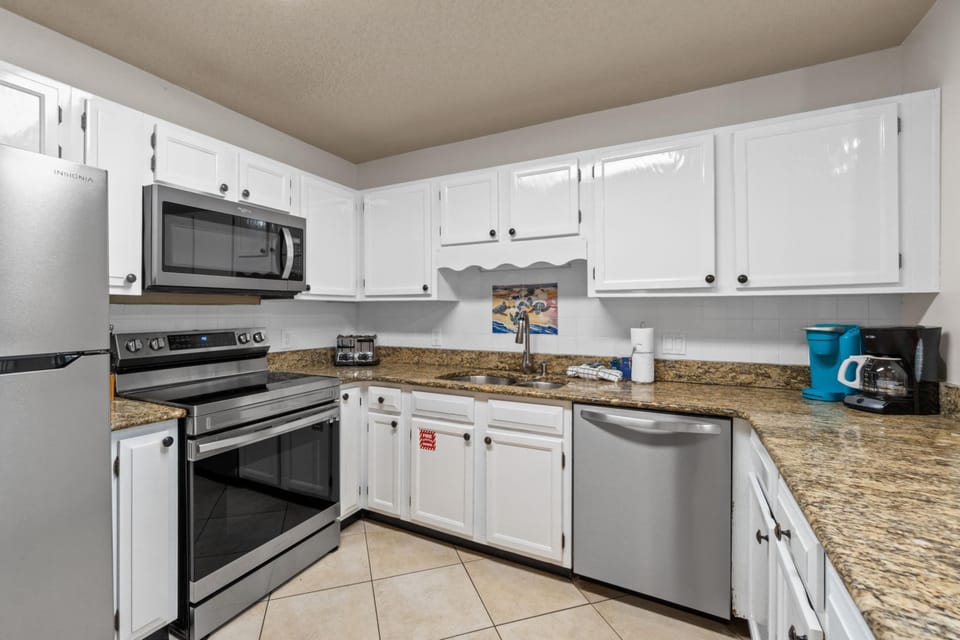 Condo | Private kitchen | Fridge, microwave, oven, stovetop