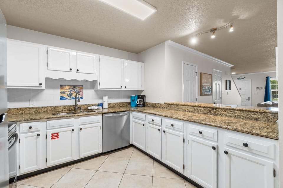 Condo | Private kitchen | Fridge, microwave, oven, stovetop
