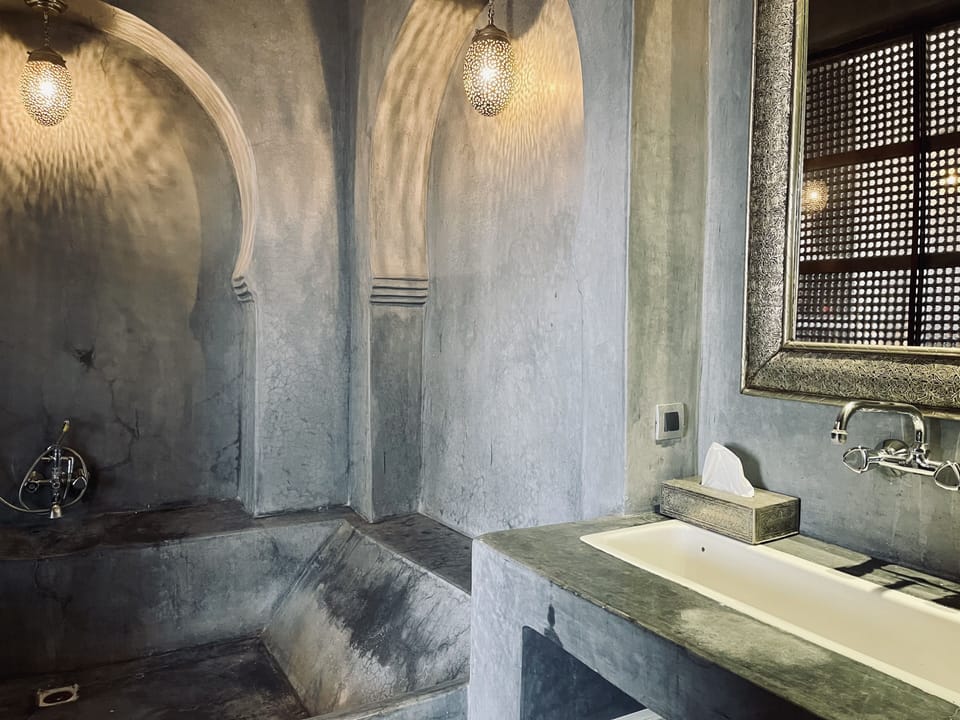 Deluxe Room (Carbone) | Bathroom | Free toiletries, towels