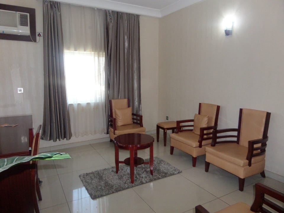 Economy Room | Individually decorated, individually furnished, desk, laptop workspace