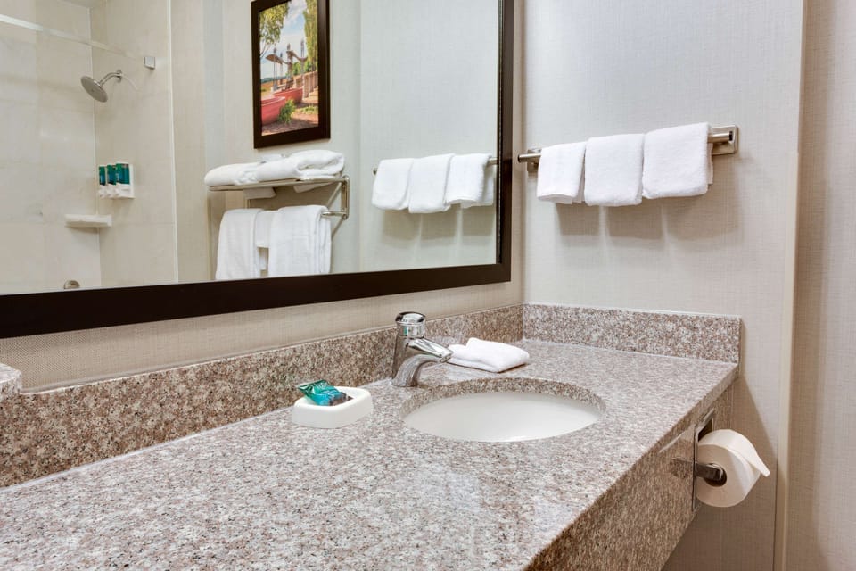 Combined shower/tub, free toiletries, hair dryer, towels