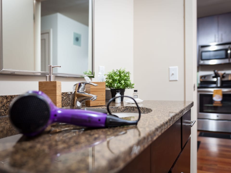 Combined shower/tub, free toiletries, hair dryer, towels
