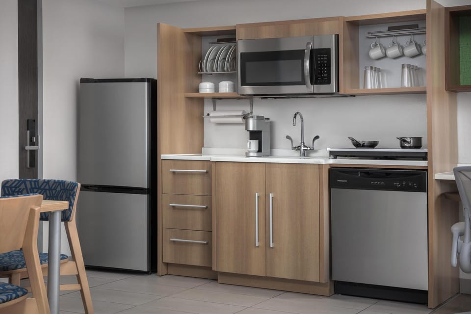 Coffee/tea maker, full-size fridge, microwave, dishwasher