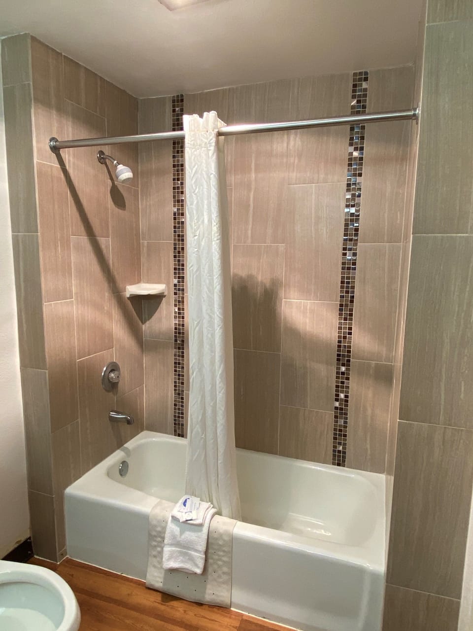 Combined shower/tub, free toiletries, hair dryer, towels