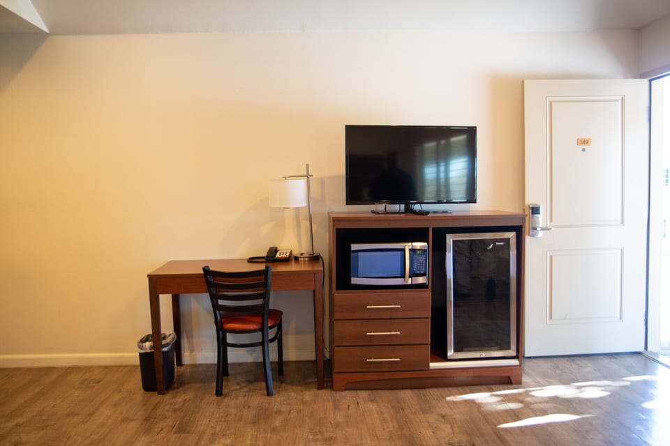 Standard Room, 1 Queen Bed | Room amenity