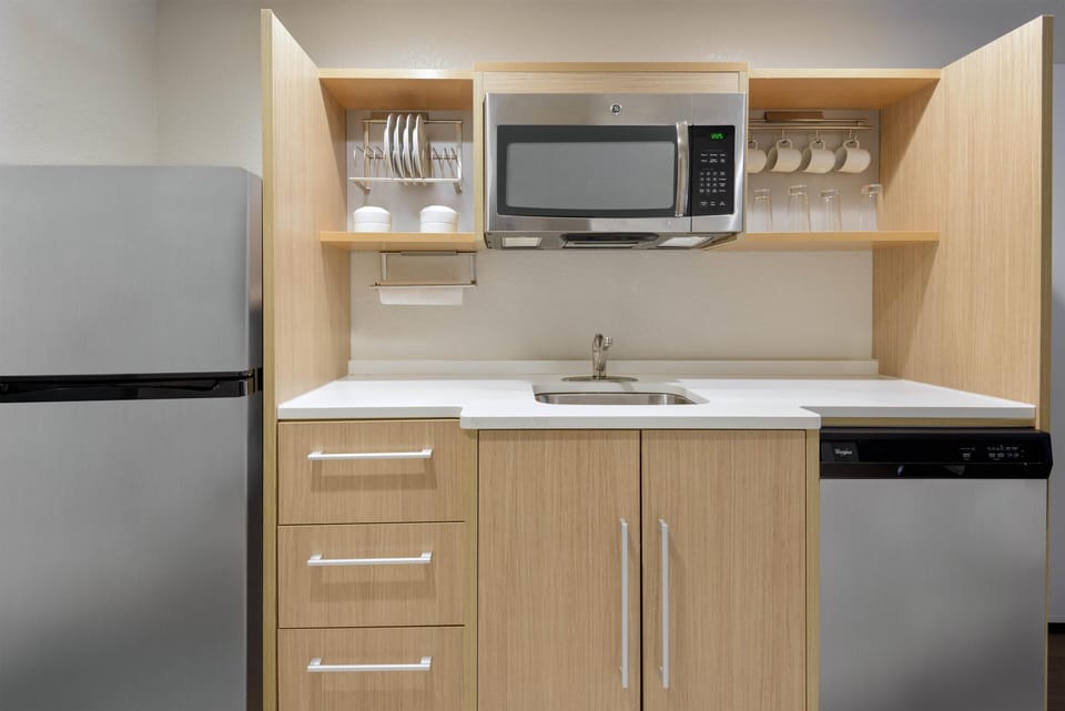 Coffee/tea maker, full-size fridge, microwave, dishwasher