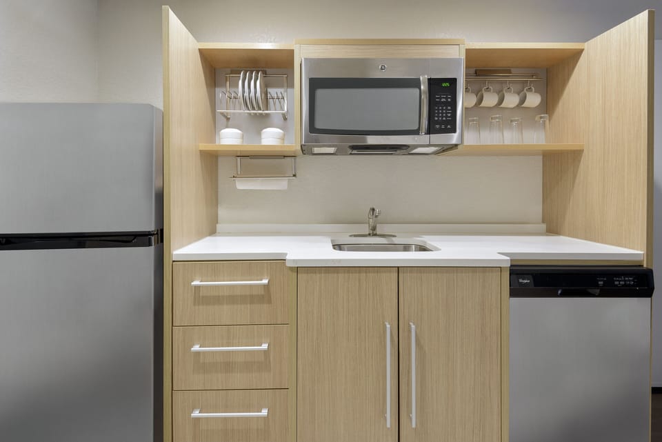 Coffee/tea maker, full-size fridge, microwave, dishwasher