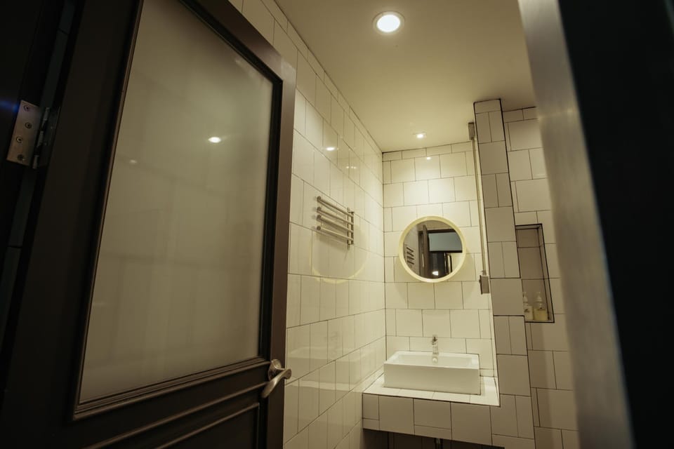 Family Triple Room | Bathroom | Shower, designer toiletries, hair dryer, slippers