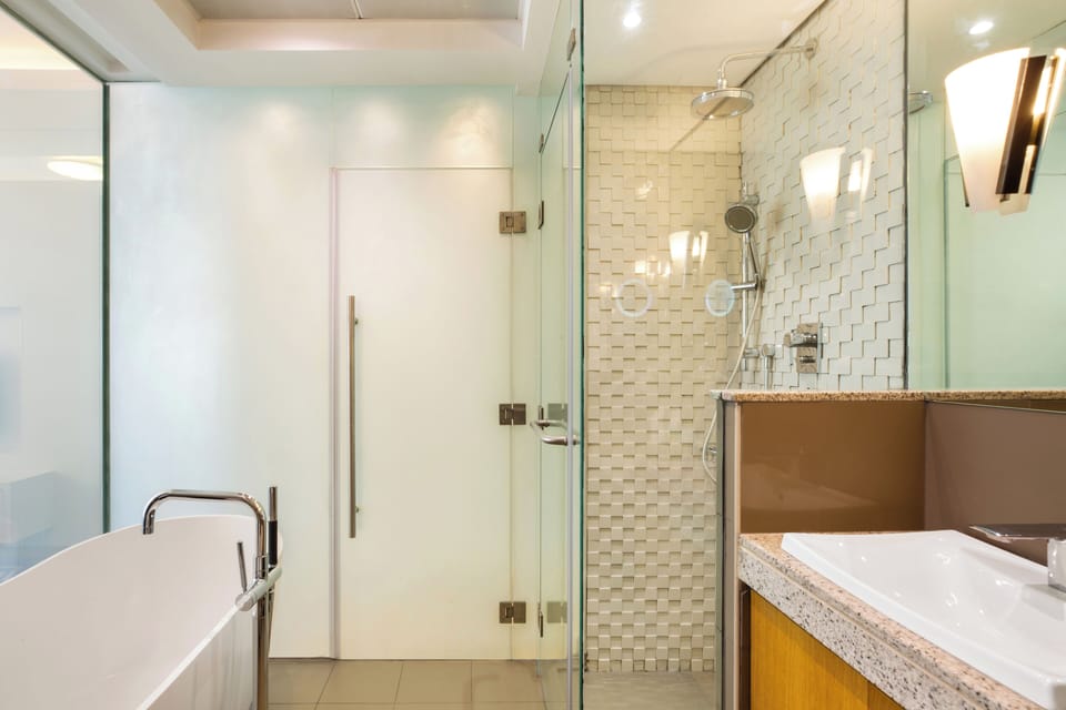 Junior Suite | Bathroom | Free toiletries, hair dryer, slippers, bidet