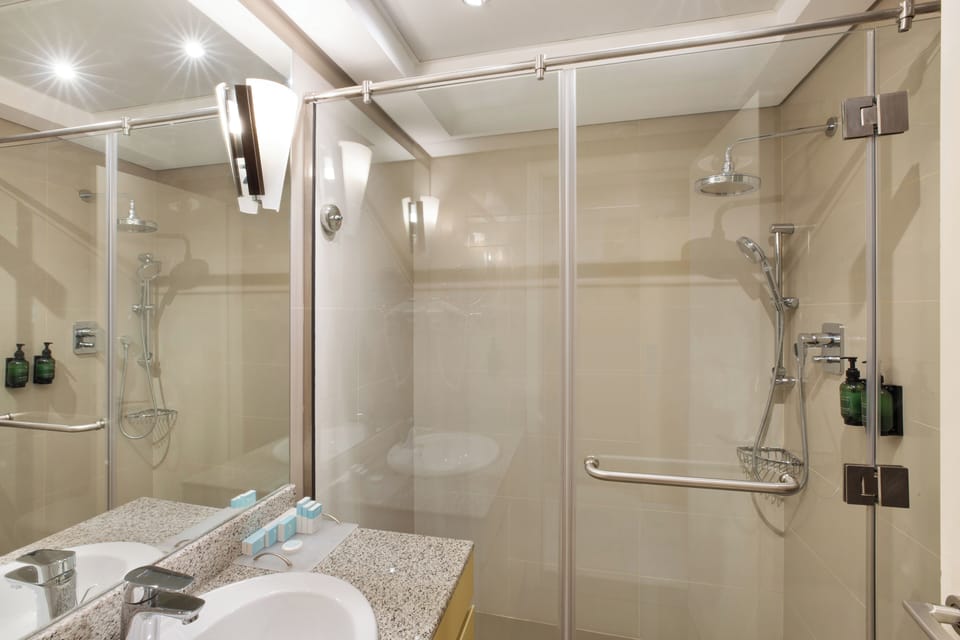 Superior Twin Room | Bathroom | Free toiletries, hair dryer, slippers, bidet