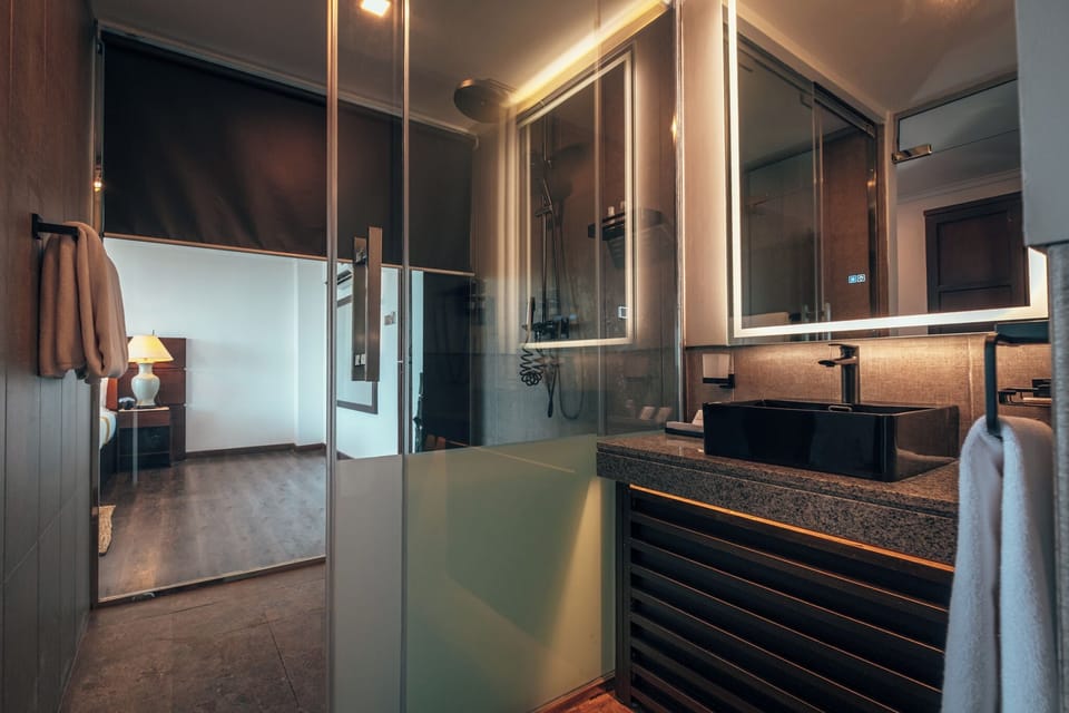 Shower, rainfall showerhead, free toiletries, hair dryer