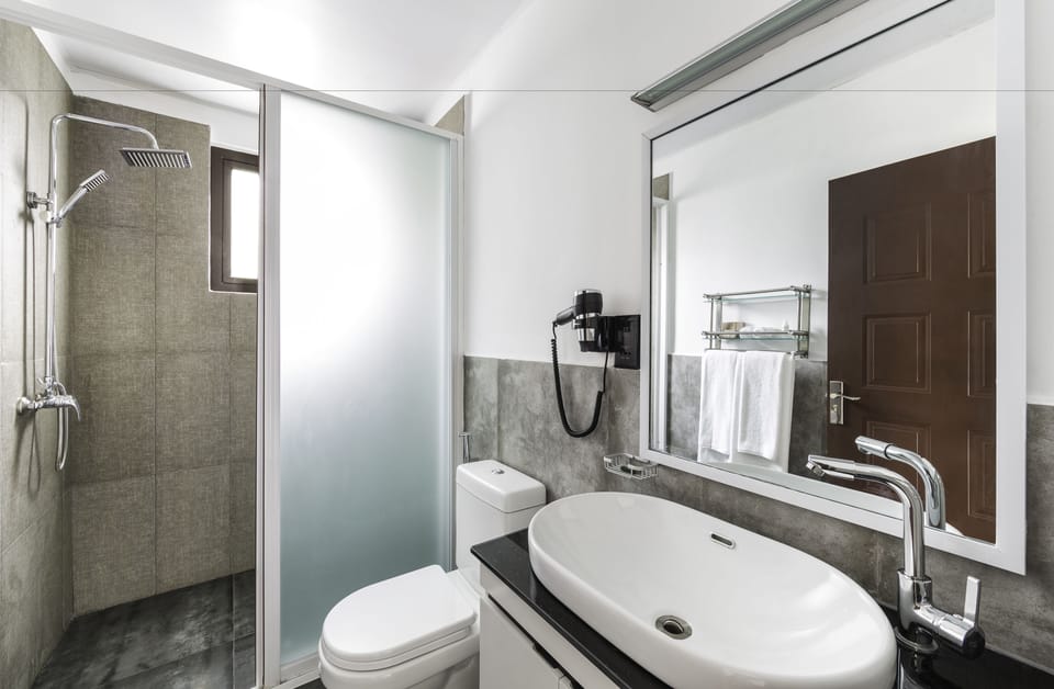 Shower, rainfall showerhead, free toiletries, hair dryer