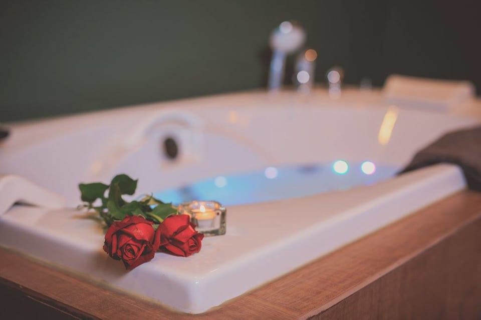Honeymoon Suite | Bathroom | Free toiletries, hair dryer, slippers, bidet