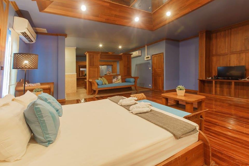 Grand Duplex | Hypo-allergenic bedding, blackout drapes, free WiFi, bed sheets