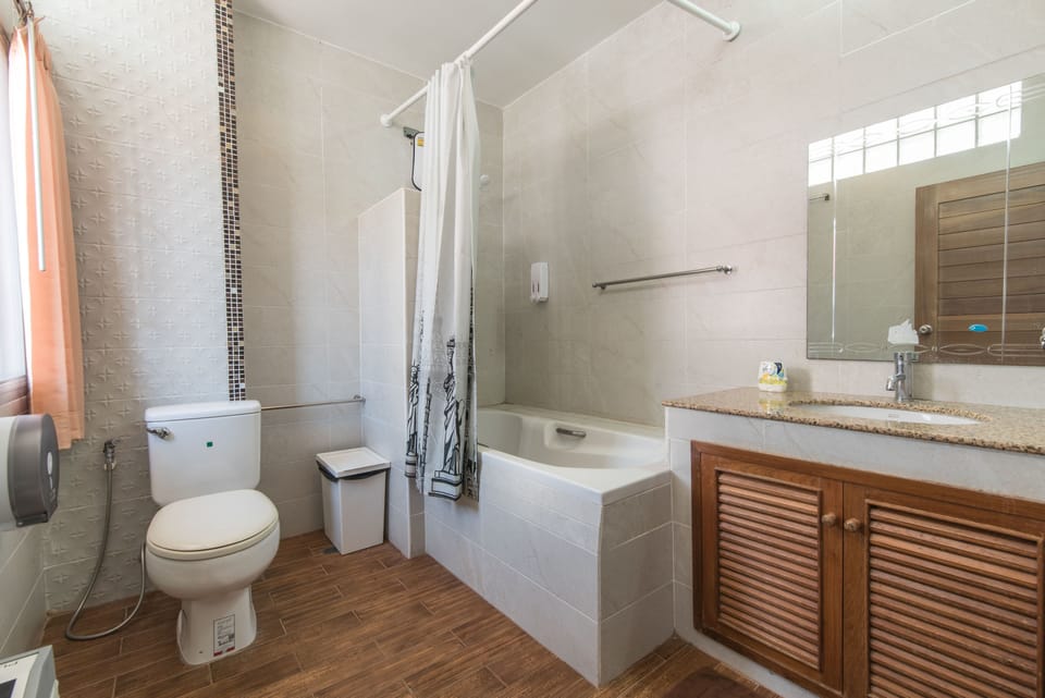 Mixed Dormitory 6 Bed | Bathroom | Free toiletries, towels