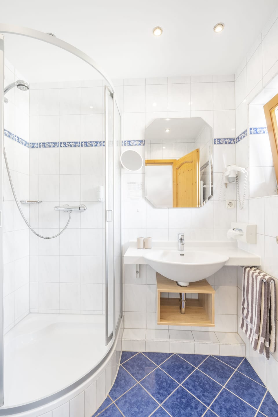 Shower, rainfall showerhead, free toiletries, hair dryer