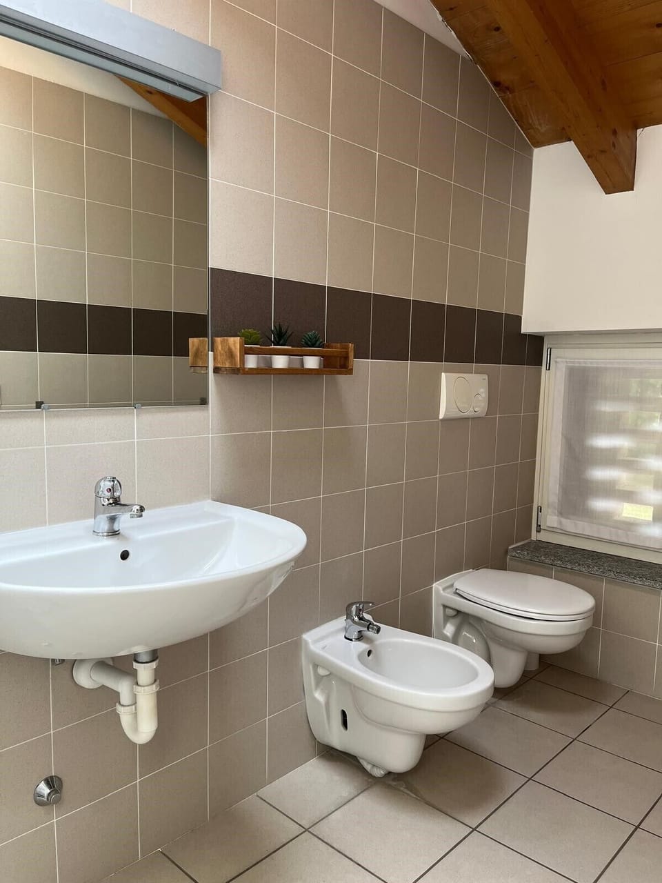 Basic Double or Twin Room | Bathroom | Free toiletries, hair dryer, towels