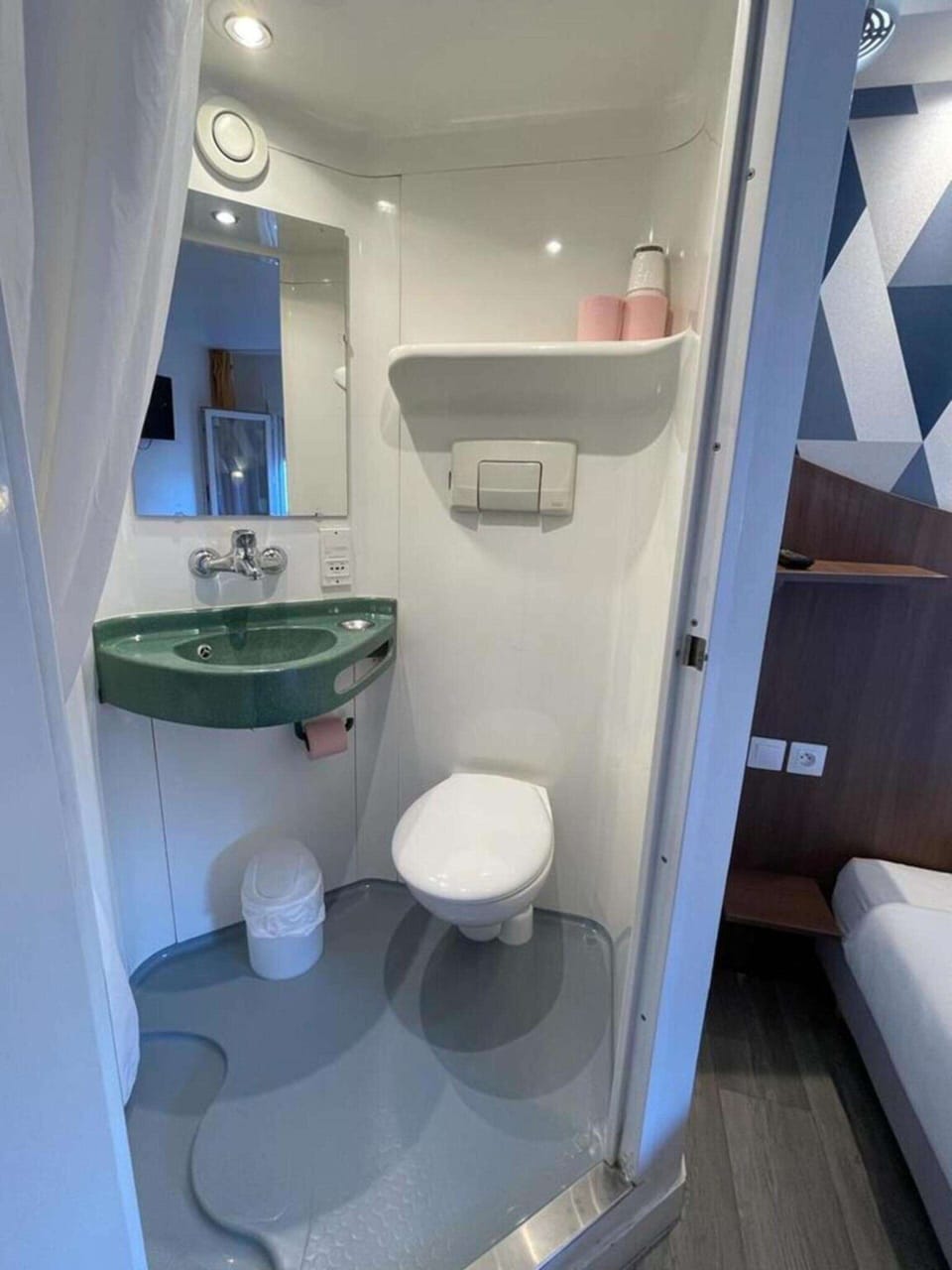 Shower, eco-friendly toiletries, towels