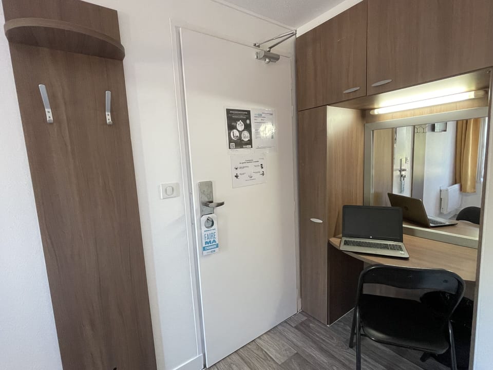 Desk, free cribs/infant beds, free WiFi