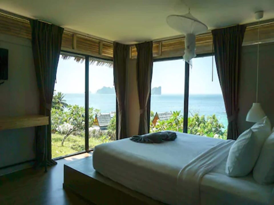 Grand Sea View | Minibar, in-room safe, desk, free WiFi