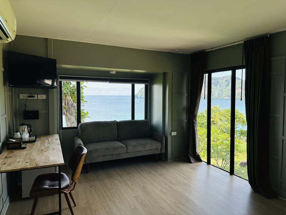 Deluxe Sea View | Minibar, in-room safe, desk, free WiFi
