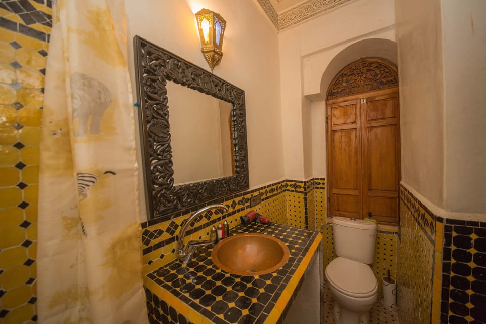 Double Room, 1 Bedroom | Bathroom | Shower, free toiletries, hair dryer, bathrobes