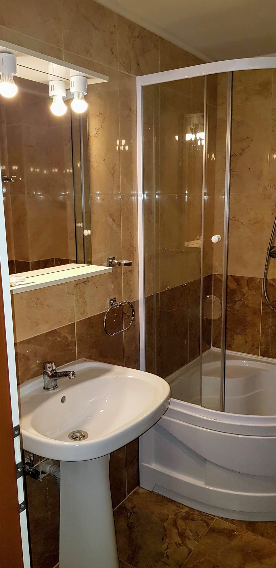 Classic Suite | Bathroom | Shower, free toiletries, hair dryer, towels