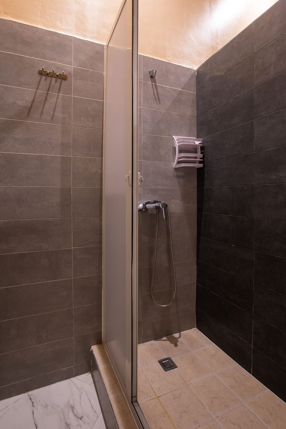 Shower, free toiletries, towels