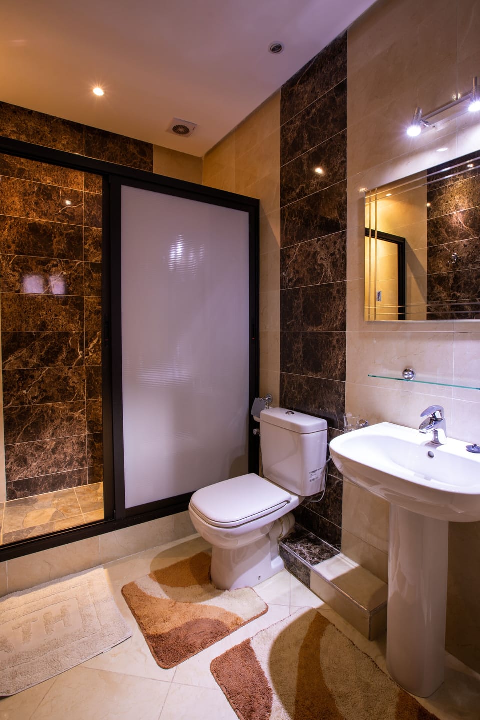 Family Room | Bathroom | Shower, free toiletries, towels