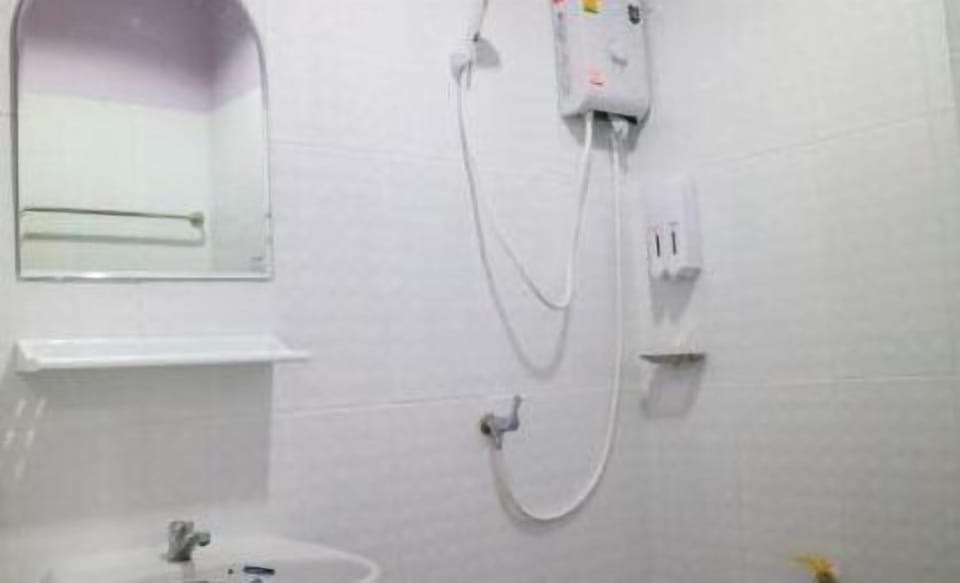Shower, free toiletries, towels