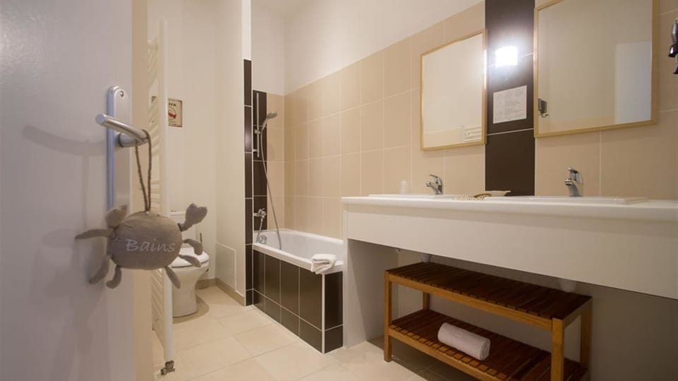 Deep soaking tub, free toiletries, hair dryer, towels