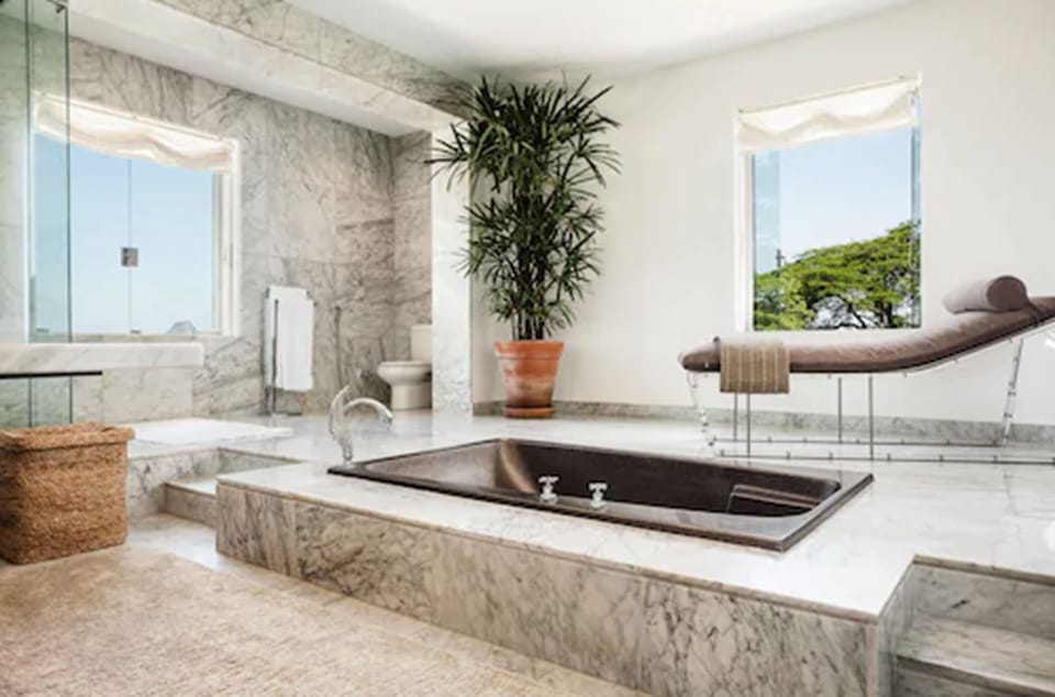 Presidential Suite | Deep soaking bathtub