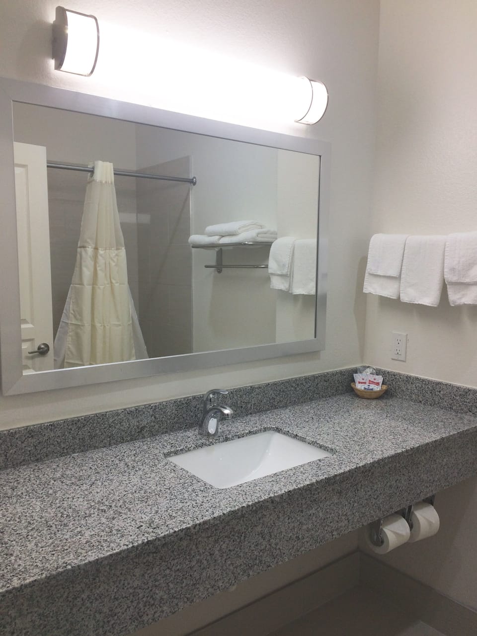 Bathtub, towels