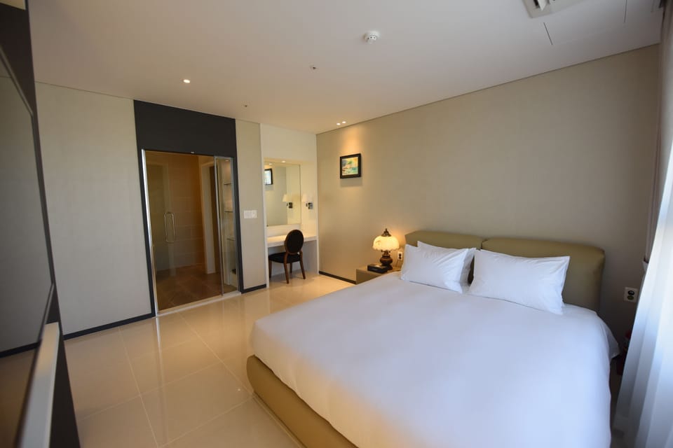 Presidential Suite | Premium bedding, in-room safe, desk, blackout drapes