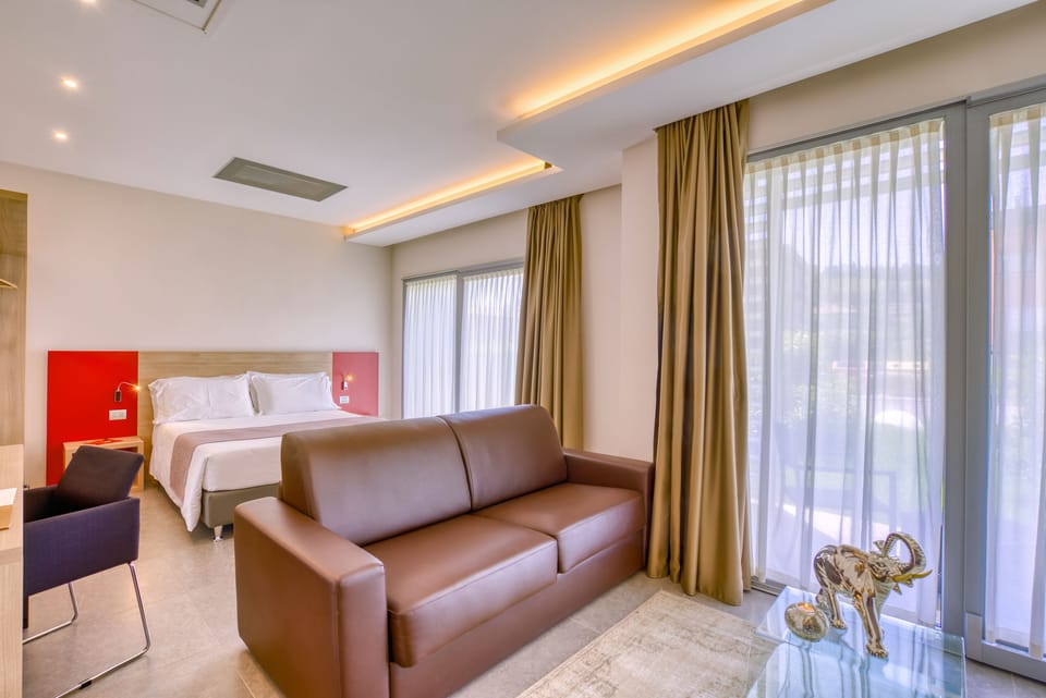 Junior Suite | Minibar, in-room safe, desk, blackout drapes