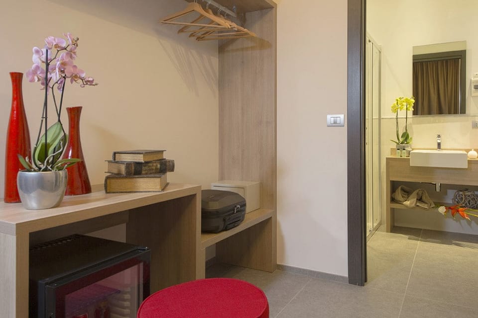 Single Room, Private Bathroom | Minibar, in-room safe, desk, blackout drapes