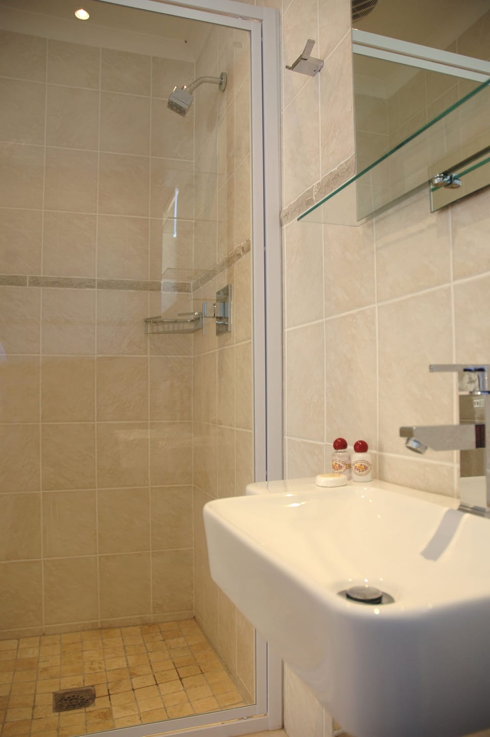 Standard Double Room | Bathroom | Shower, free toiletries, hair dryer (on request), towels