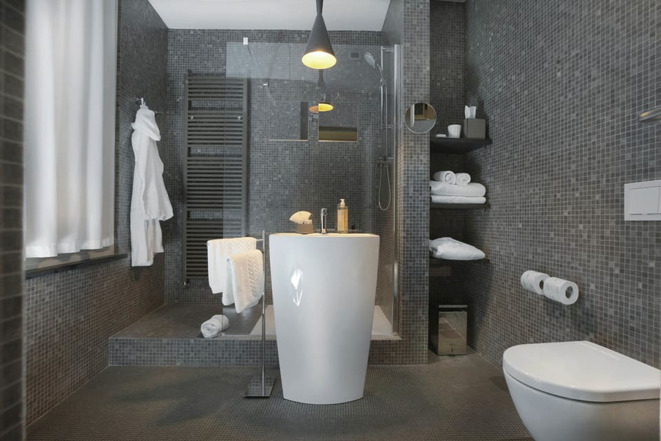 Elite Double Room | Bathroom | Shower, free toiletries, hair dryer, bidet