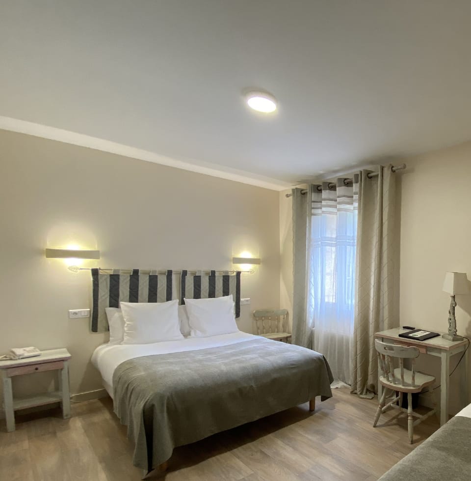 Double Room | In-room safe, individually decorated, desk, free WiFi