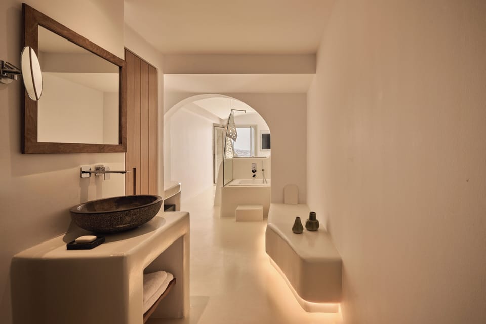 Classic Studio Suite | Bathroom | Shower, rainfall showerhead, designer toiletries, hair dryer