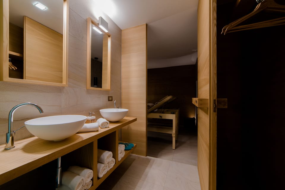 Couples treatment rooms, sauna, hot tub, steam room, Turkish bath
