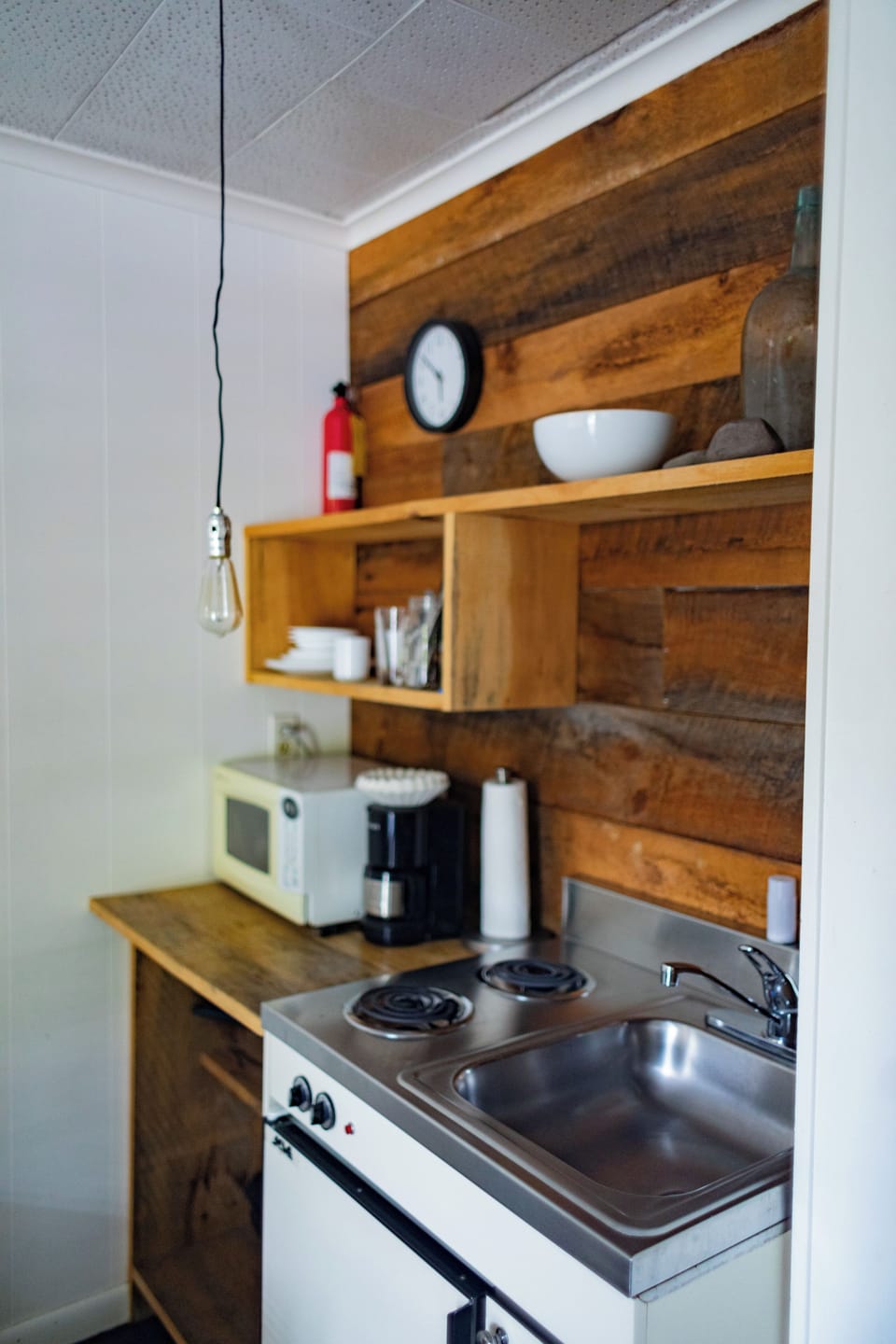 Deluxe Single - NOT Pet Friendly Room | Private kitchen | Shared fridge, microwave