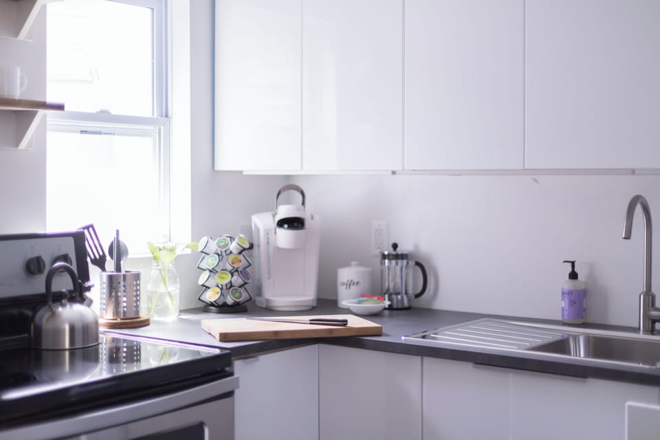 Bungalow - NOT Pet Friendly Room | Private kitchen | Shared fridge, microwave