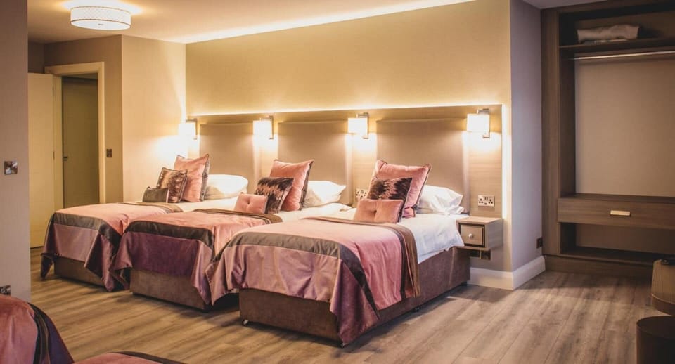 20 bedrooms, premium bedding, pillowtop beds, blackout drapes