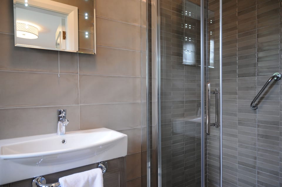 Shower, rainfall showerhead, free toiletries, hair dryer