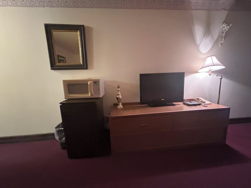 Room, 1 Queen Bed, Non Smoking | Desk, free WiFi, bed sheets